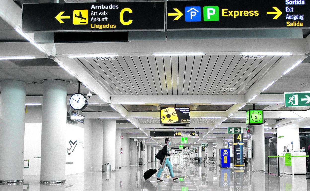 Vacío. Aspecto desangelado del aeropuerto de Palma.