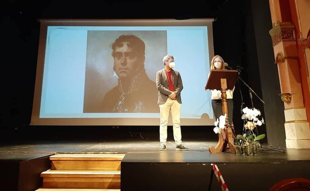 La alcaldesa, Concepción Miguélez, junto a Raúl Bellido en el Teatro de la Villa.