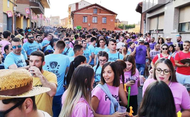 Multitud de jóvenes participantes en el certamen Interpueblos.