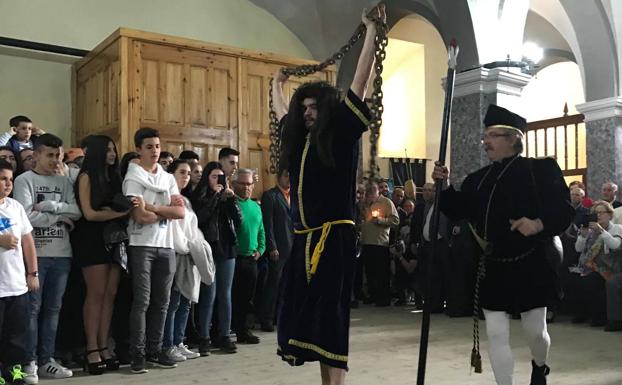 Representación de las tres caídas de Cristo en Semana Santa.