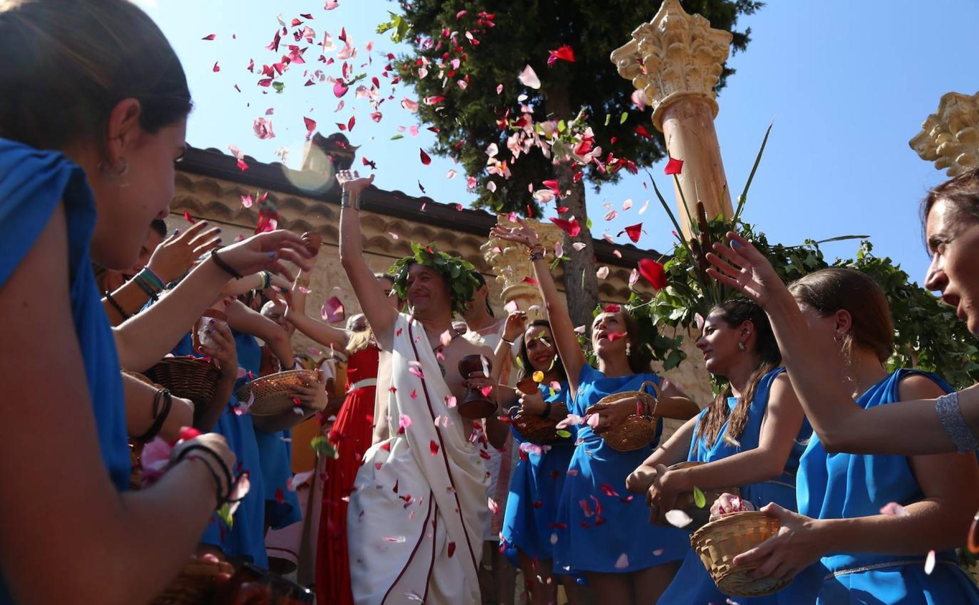 1. Recibimiento con pétalos de flores al dios Baco a su entrada en Baños de Valdearados.