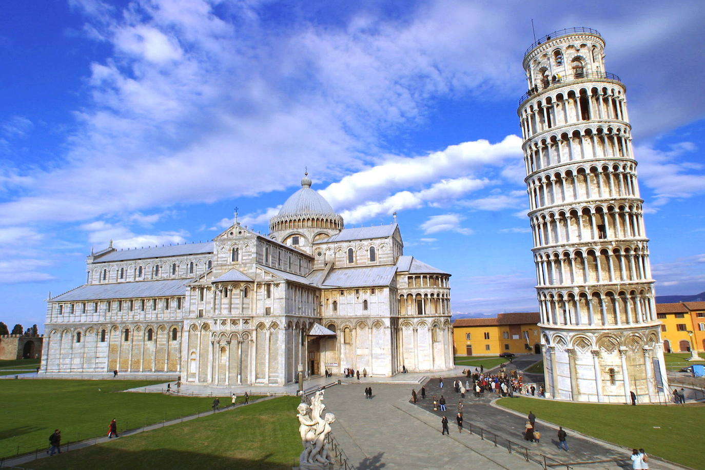 La Torre de Pisa (Italia) | Es la torre campanario de la catedral de Pisa, situada en la plaza del Duomo de Pisa, en la ciudad del mismo nombre, municipio de la región italiana de la Toscana y capital de la provincia homónima de Italia. La torre comenzó a inclinarse tan pronto como se inició su construcción en agosto de 1173. Su altura original era de 60 metros aunque actualmente mide 56.67 metros desde la base en el lado más alto y 55,86 metros desde la base en su lado más bajo.