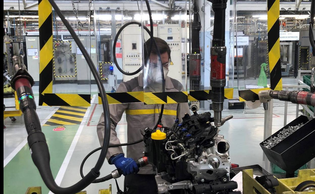 Un trabajador de la Factoría de Motores.