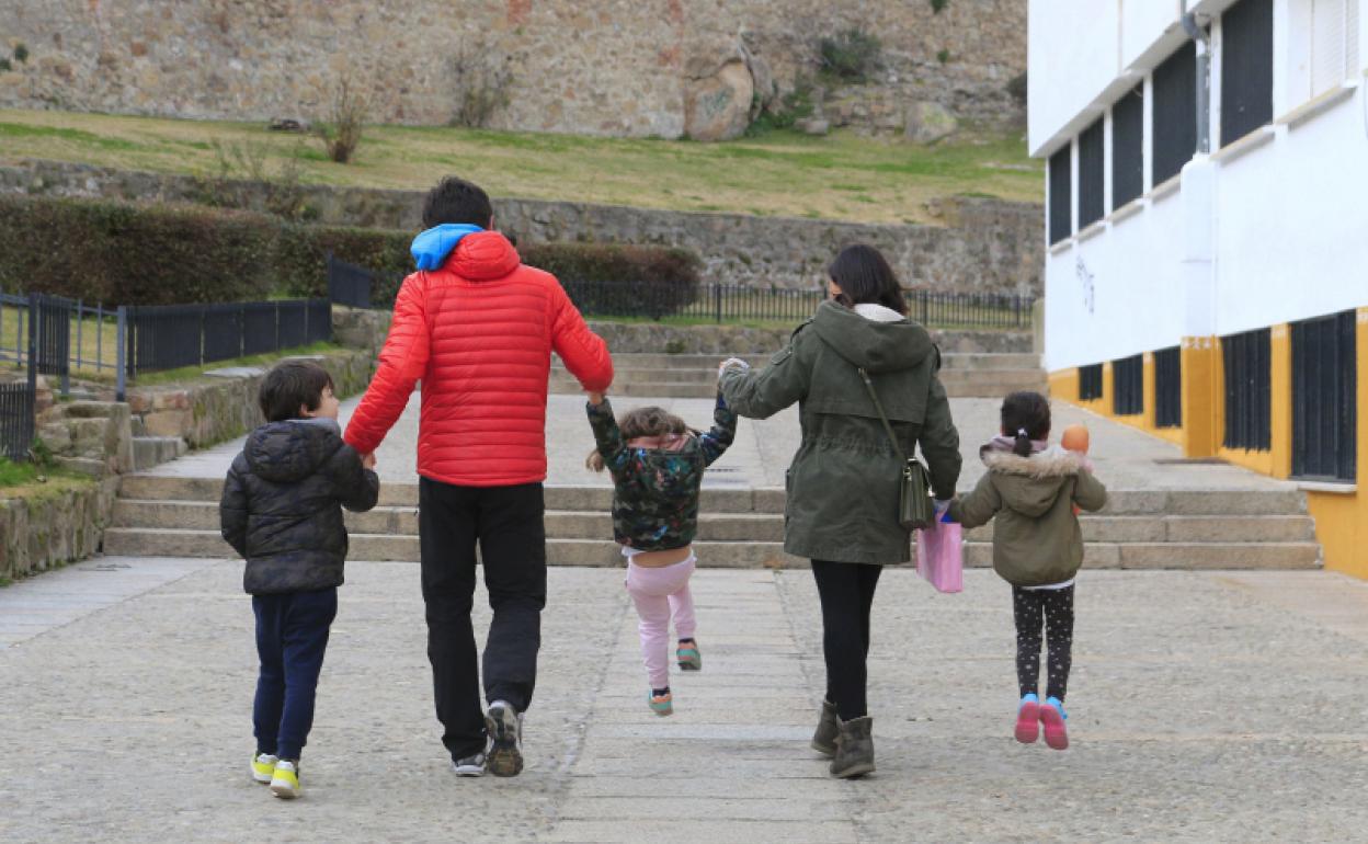 Una familia numerosa pasea por un parque. 