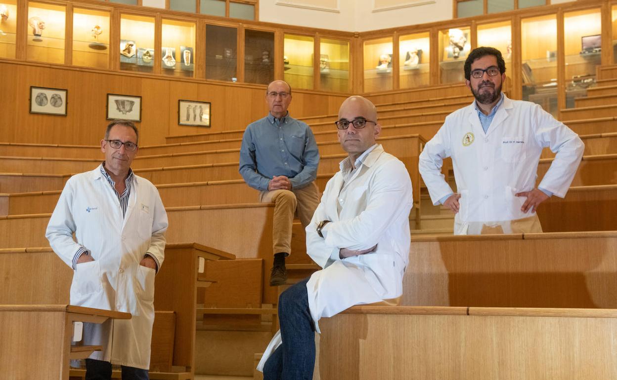 Francisco Javier Álvarez, Eduardo Tamayo Gómez, Eduardo Gutiérrez Abejón, Francisco M. Herrera Gómez, en la Facultad de Medicina. 