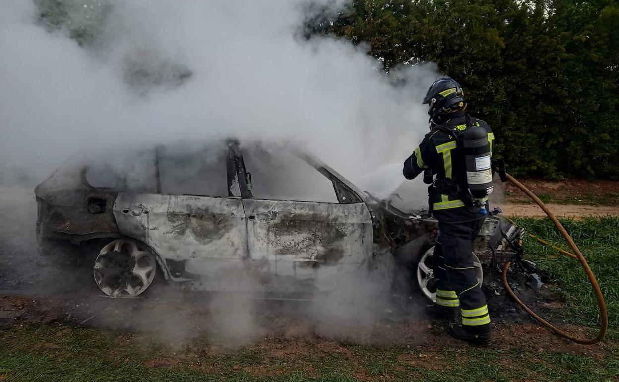 El coche incendiado en el municipio de Fuensaldaña.