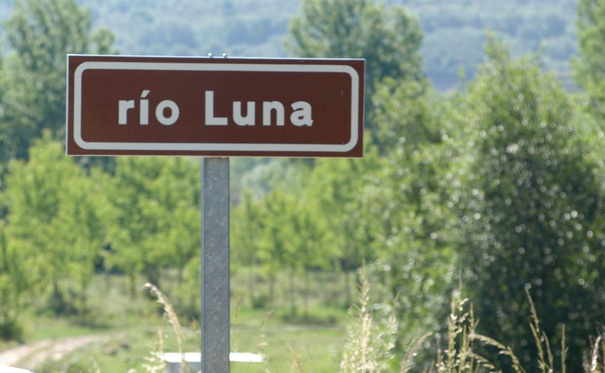 Imagen del río Luna en su curso por la provincia de León.