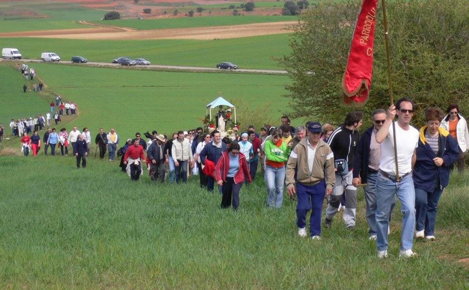 Romería de la Virgen de Castro en la localidad de Caleruega, con El Santito a hombros.