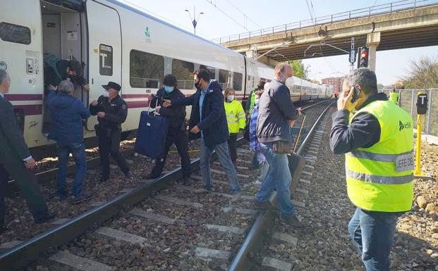 Galería. El tren quedó varado en las vías tras salir de los raíles. 