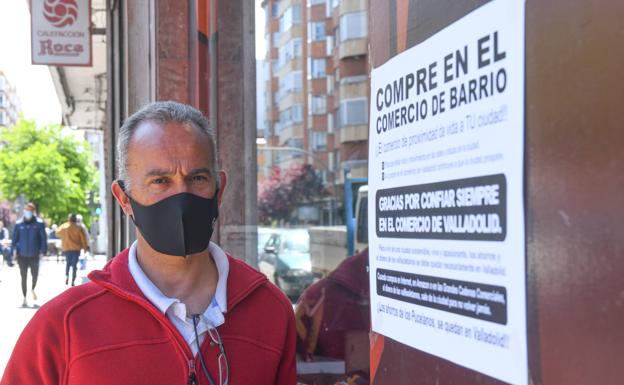 José Toquero, junto al escaparte de su tienda de deportes en la calle de la Merced. 