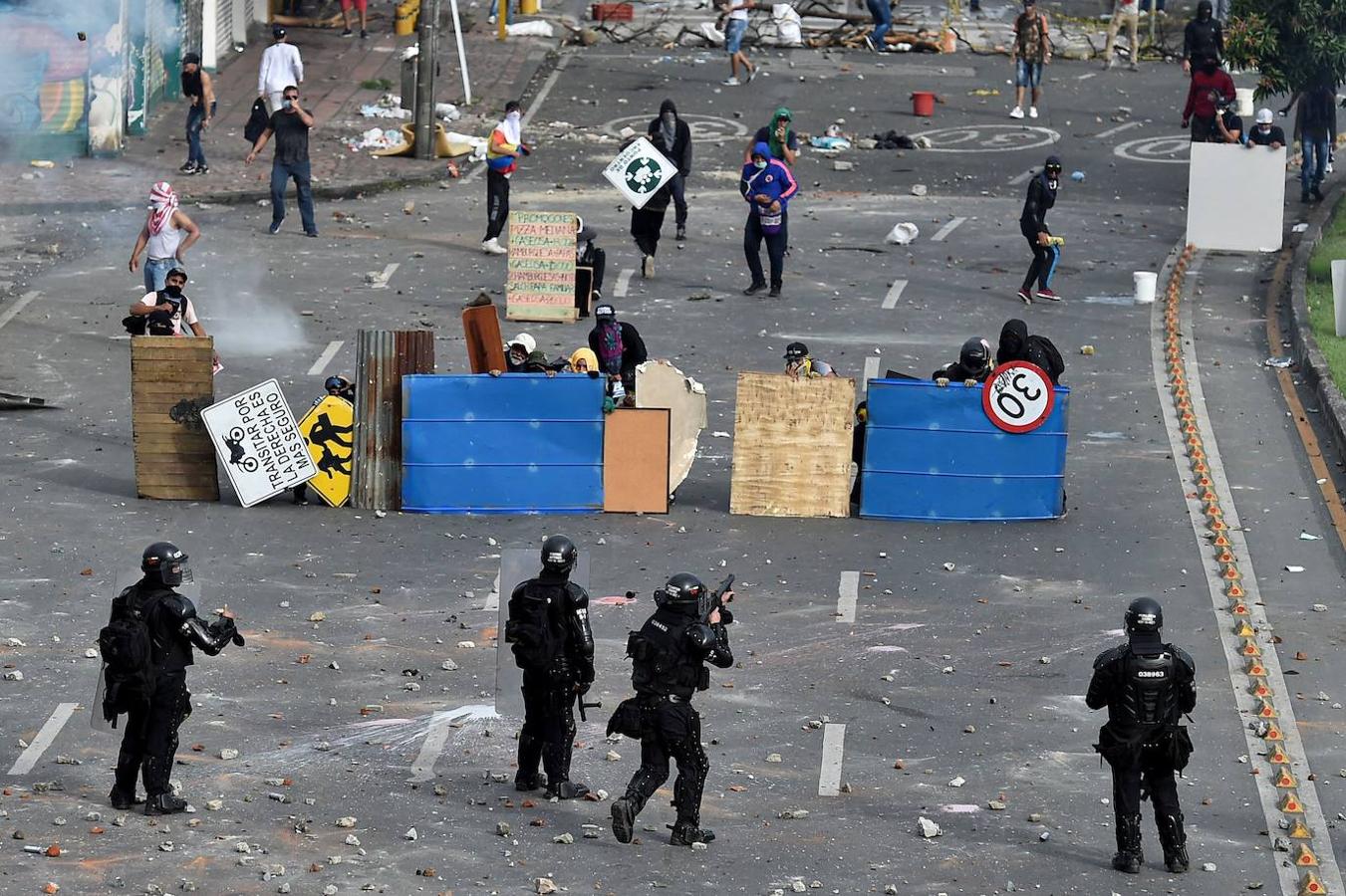 Disturbios en Colombia en contra de la ya retirada reforma tributaria del Gobierno donde han muerto al menos 19 personas.