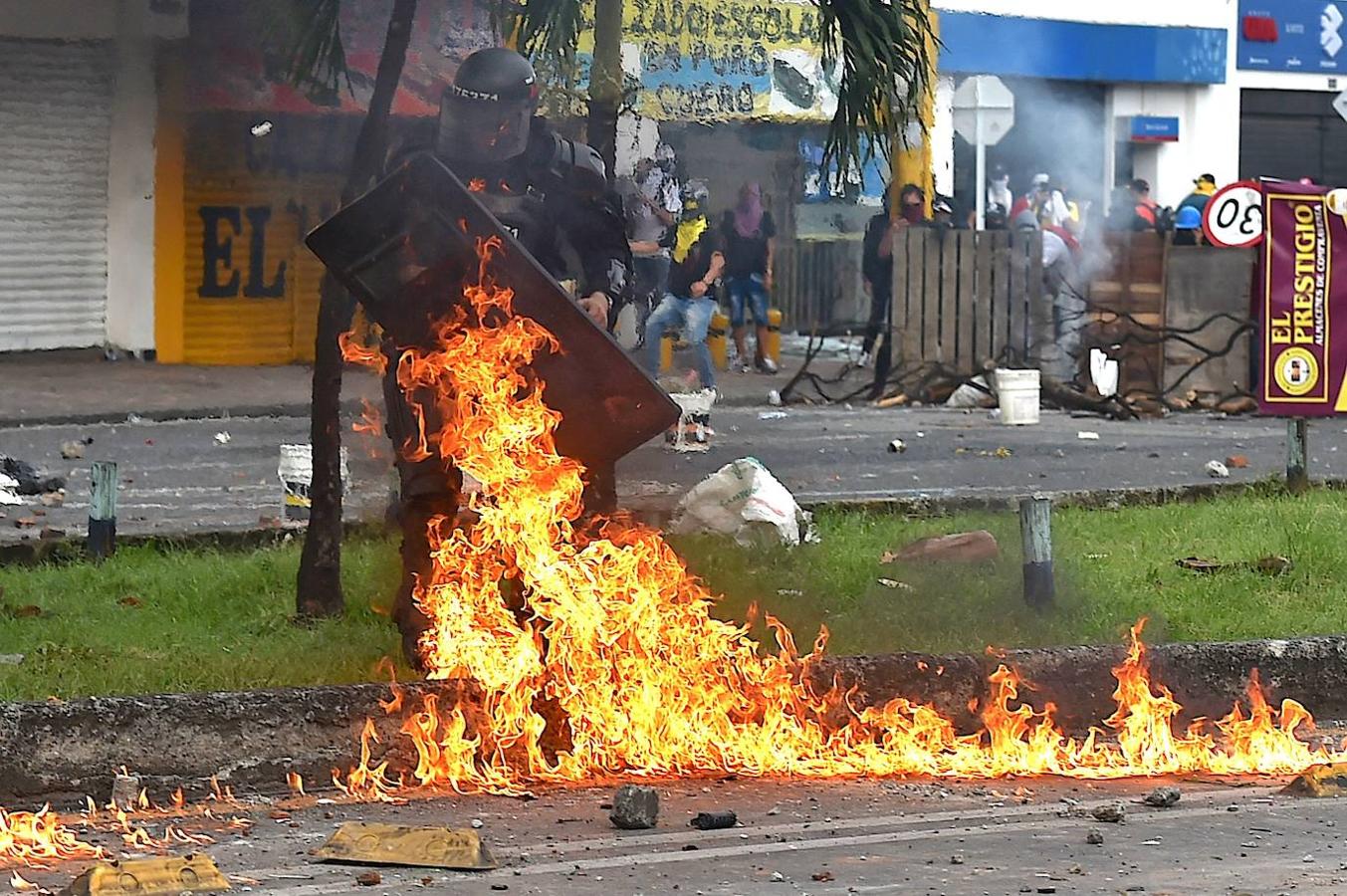 Disturbios en Colombia en contra de la ya retirada reforma tributaria del Gobierno donde han muerto al menos 19 personas.