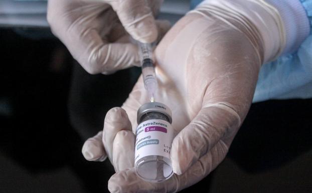 Foto: una enfermera, con una vacuna de AstraZeneca. Vídeo: Beatriz Robles, cazadora de bulos.