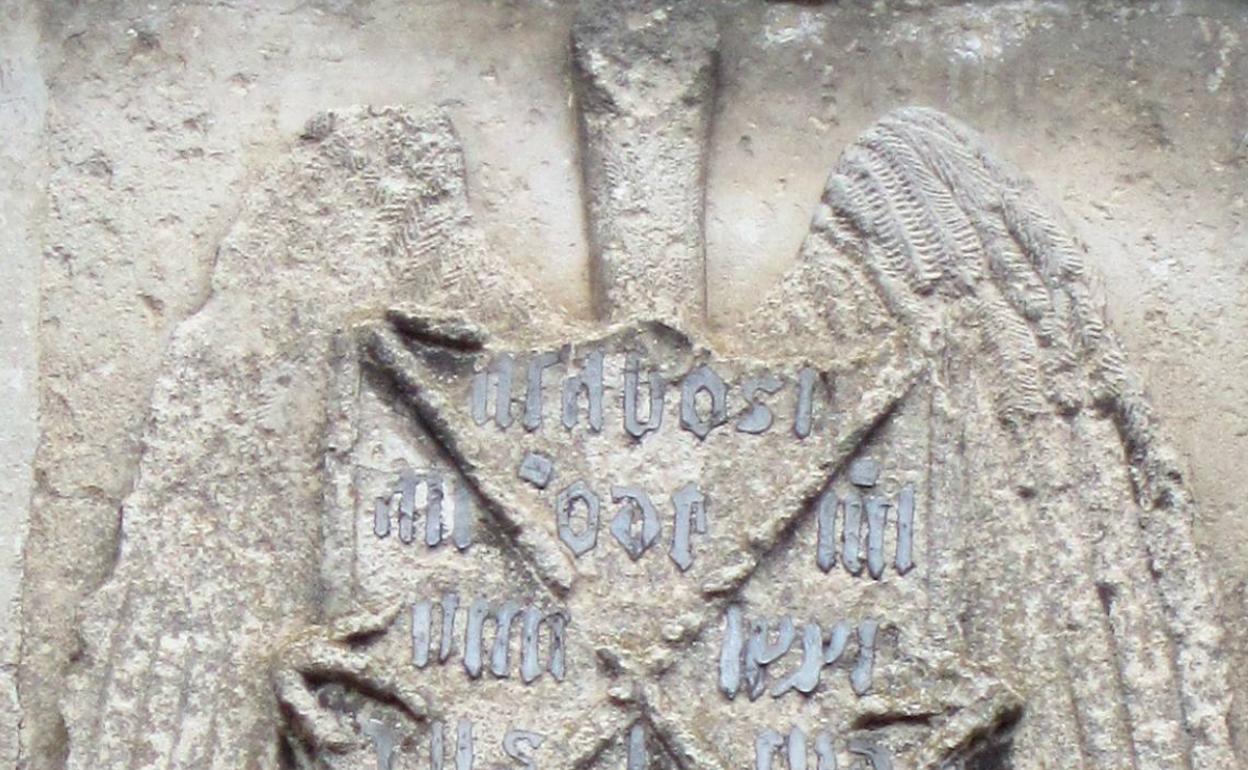 Escudo de Aguilafuente tallado en piedra.