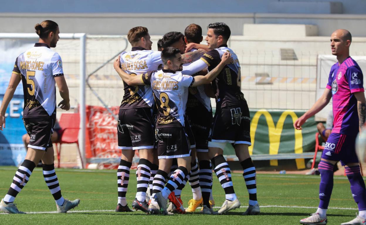 Los jugadores de Unionistas celebran uno de los goles ante el Real Valladolid Promesas en el Reina Sofía. 