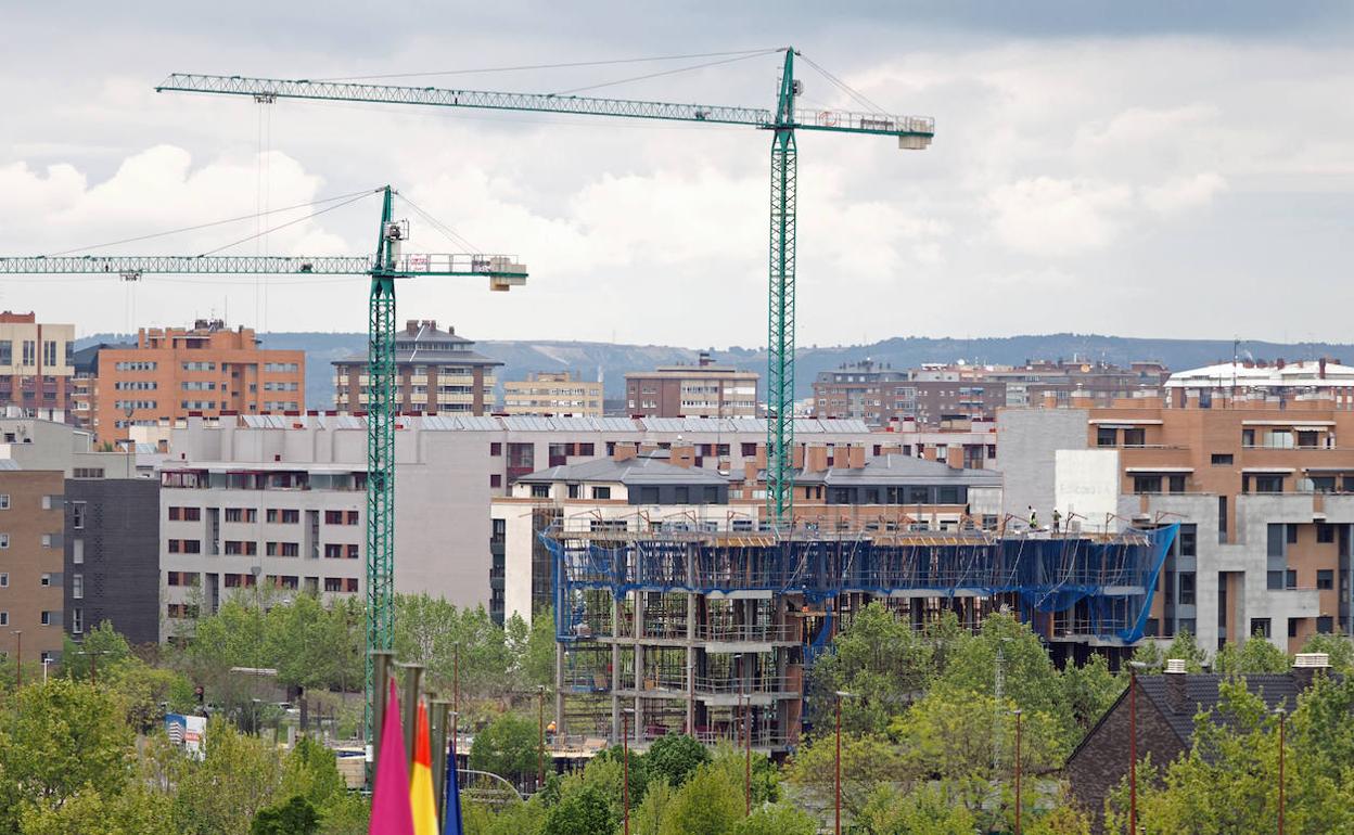 Grúas en el barrio de Villa de Prado, donde ahora trabajan cinco promotoras en la construcción de viviendas. 