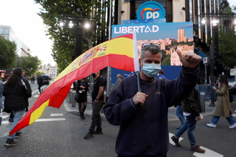 Un simpatizante del PP minutos antes de que se cerraran las urnas.