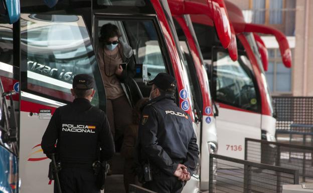 Controles policiales, en marzo, en la estación de autobuses de Segovia.