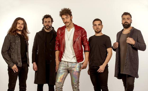 La banda Shinova con Gabriel de la Rosa –chupa roja de cuero–, en el centro.