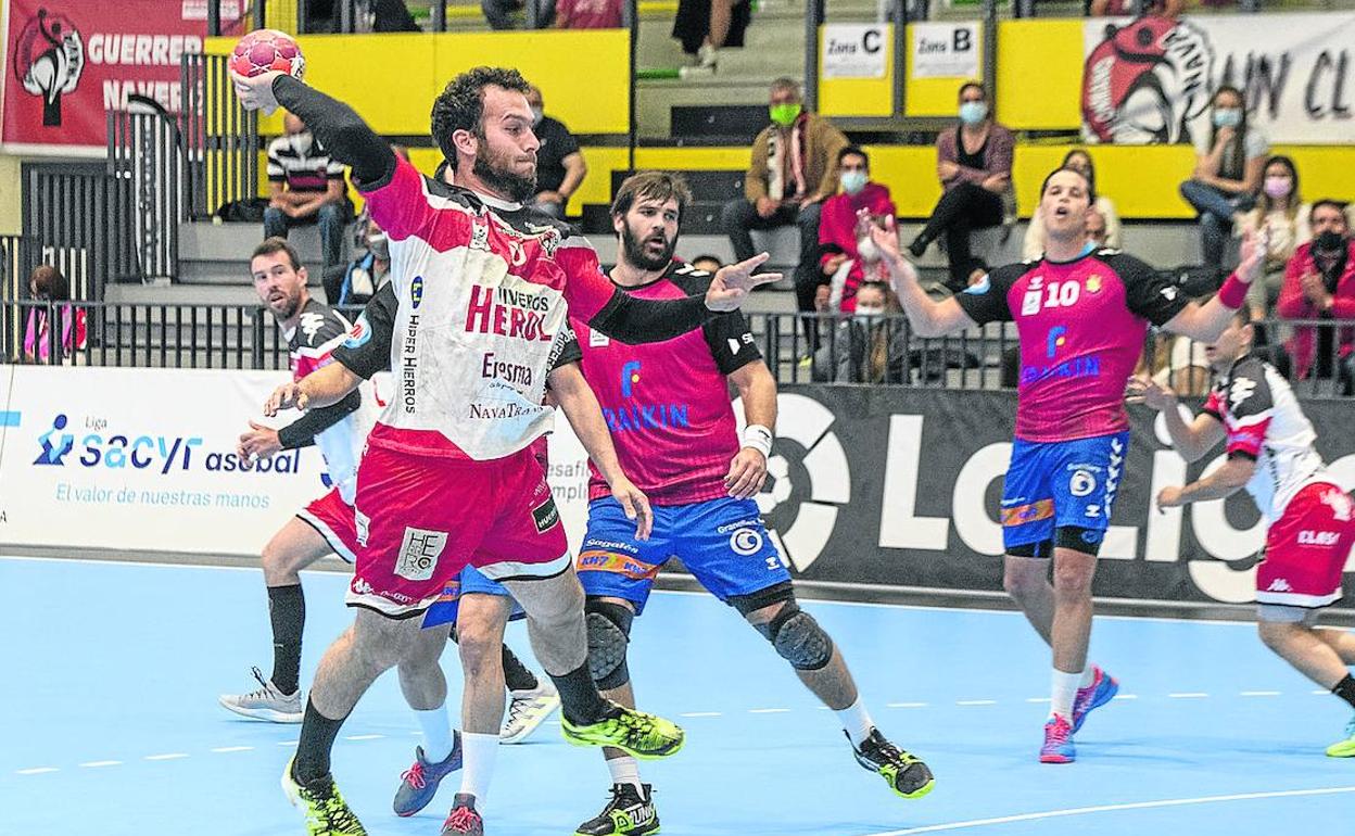 Darío Ajo intenta el lanzamiento durante el partido frente al Granollers. 