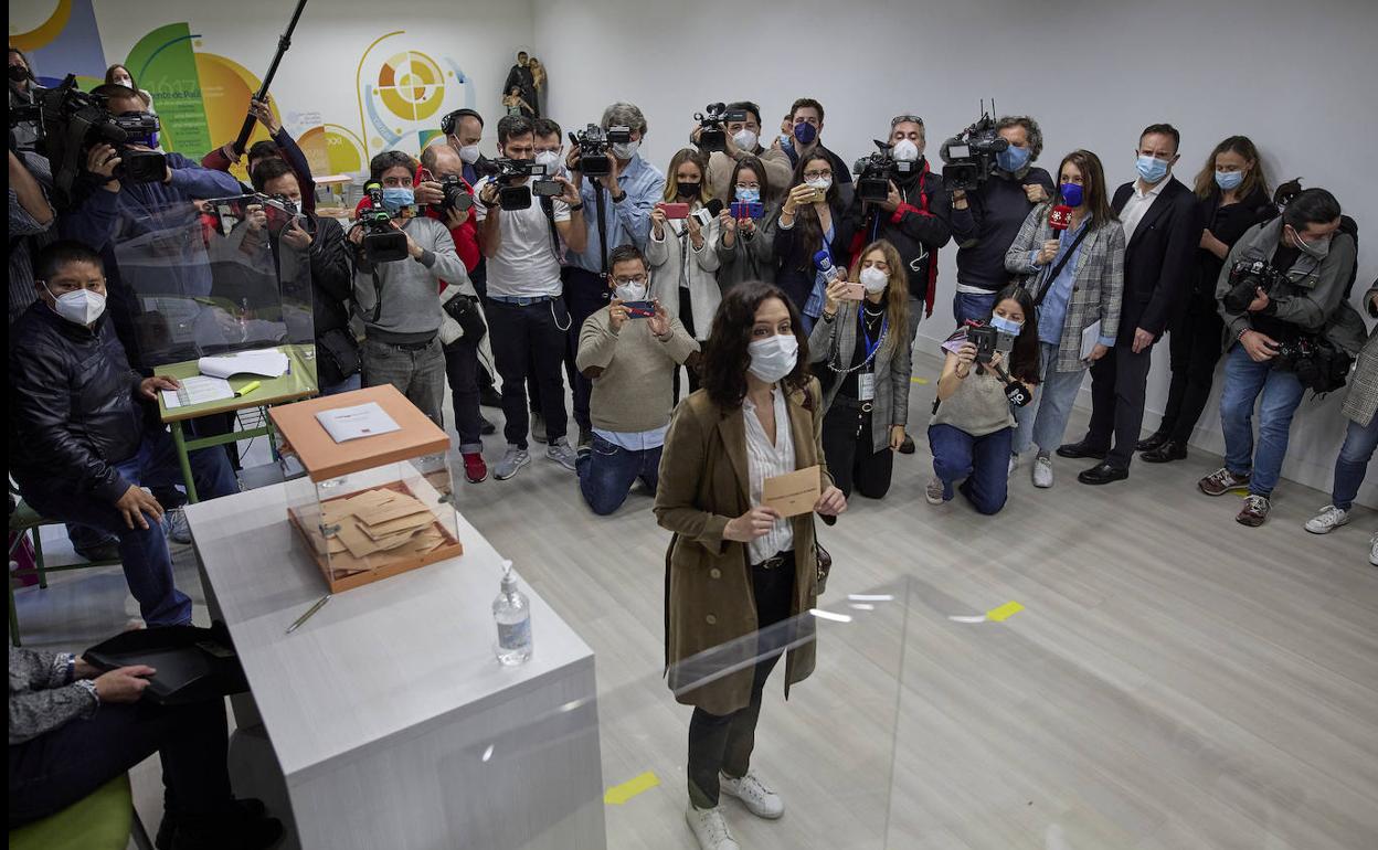 Isabel Díaz Ayuso, en el colegio electoral donde ha votado este martes.