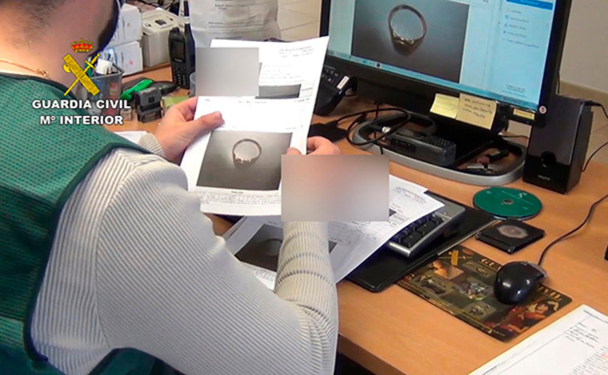 Agentes de la Guardia Civil investigan una de las joyas robadas. 