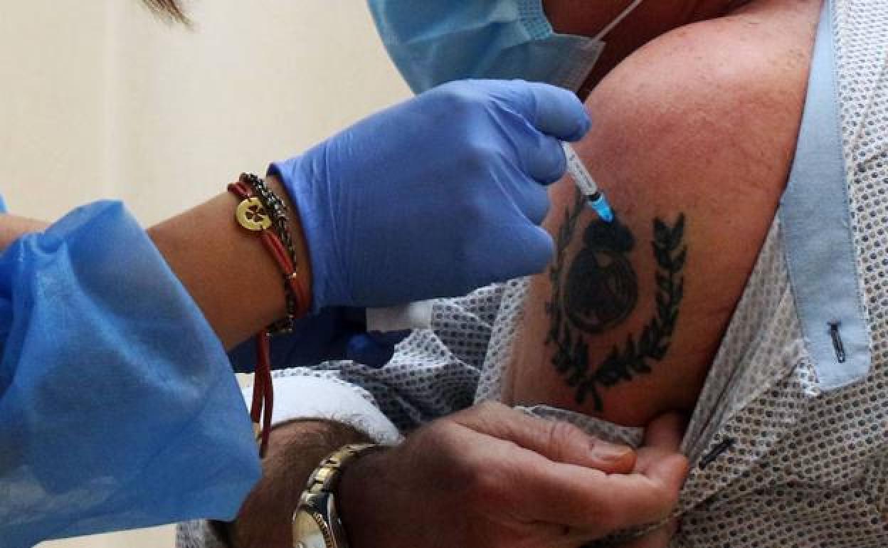 Una enfermera vacuna a un hombre, ayer, en el Pedro Delgado. 