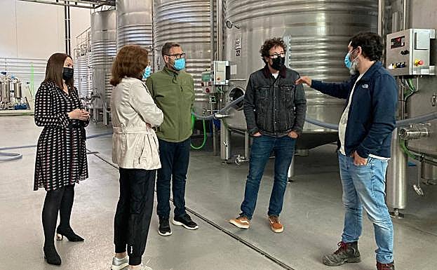 Imagen principal - Fernando Mora recorrió los viñedos de Cigales y algunas bodegas. 