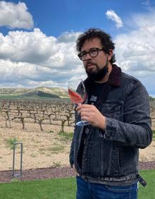 Imagen secundaria 2 - Fernando Mora recorrió los viñedos de Cigales y algunas bodegas. 