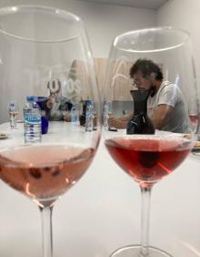 Imagen secundaria 2 - Arriba, Fernnado Mora visita un viñedo viejo en compañía del gerente y el presidente de la DO Cigales, Raúl Escudero y Julio Valles, respectivamente. Abajo varios momentos de su visita a la DO Cigales, en una bodega y catando en el Consejo Rehulador. 