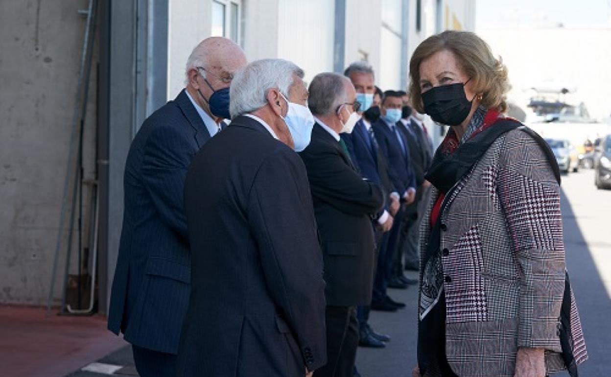 La reina Sofía visita las instalaciones del Banco de Alimentos de Ávila para conocer su funcionamiento y mostrar su apoyo a los voluntarios que trabajan en este centro que colabora en el reparto de productos básicos entre las familias con escasos recursos 