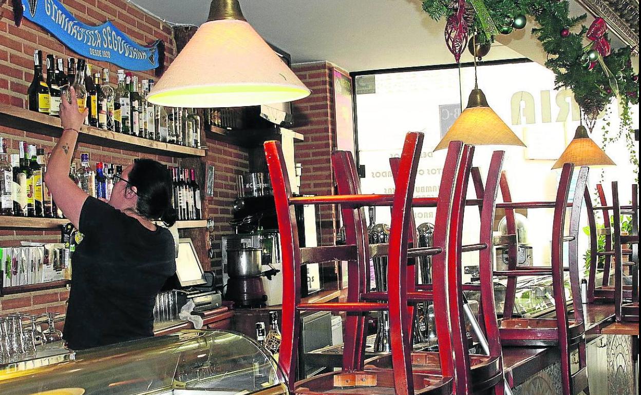 Interior cerrado de un bar en la capital segoviana. 