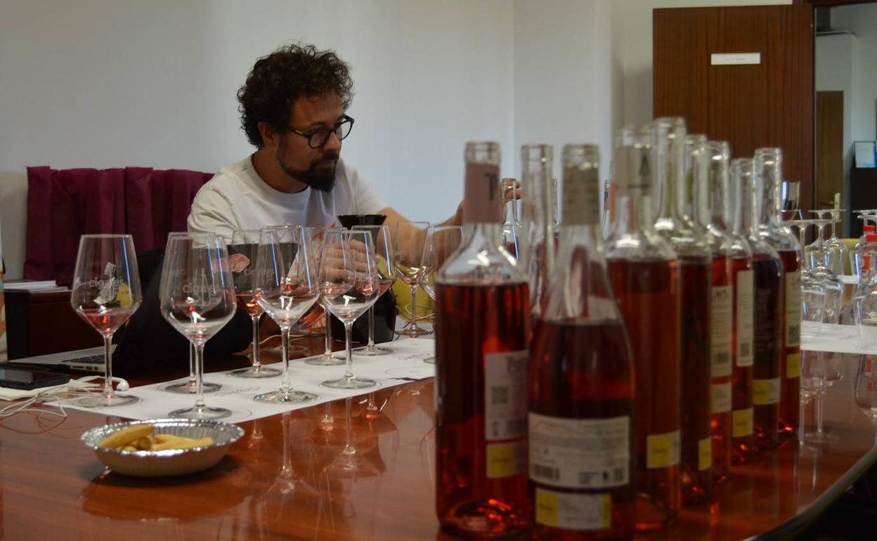 Fernando Mora cata vinos en la sede del Consejo Regulador de la DO Cigales.. 