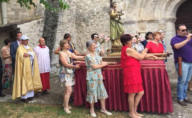 La imagen de Santa María Magdalena, en pleno desfile durante sus fiestas.