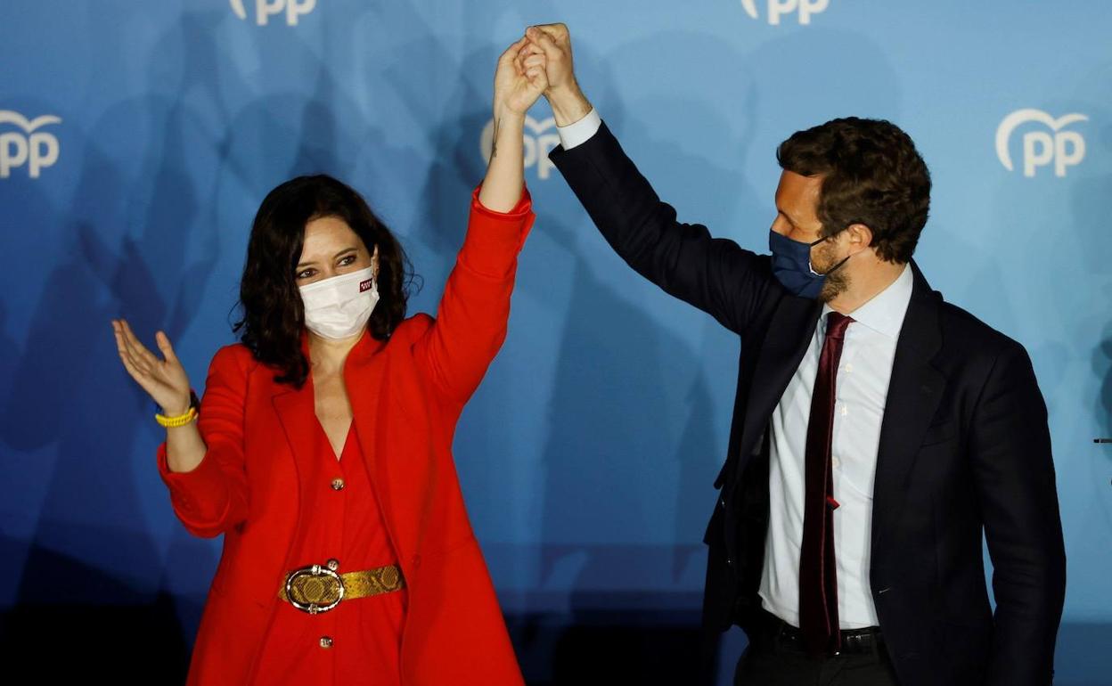 Isabel Díaz Ayuso y Pablo Casado celebran la victoria del PP.