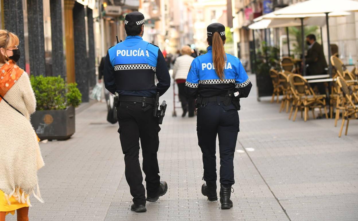 Dos efectivos de la Policía Municipal patrullan las calles de Valladolid. 