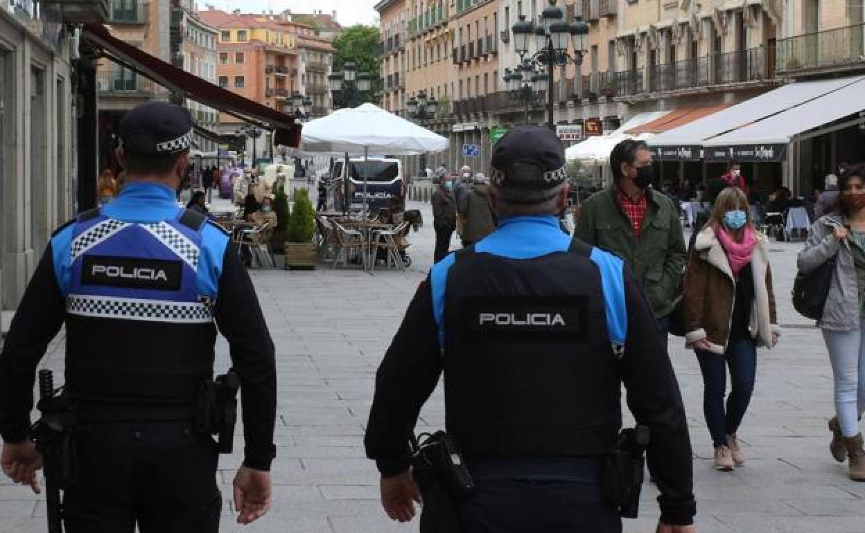 Dos policías locales vigilan la avenida del Acueducto. 