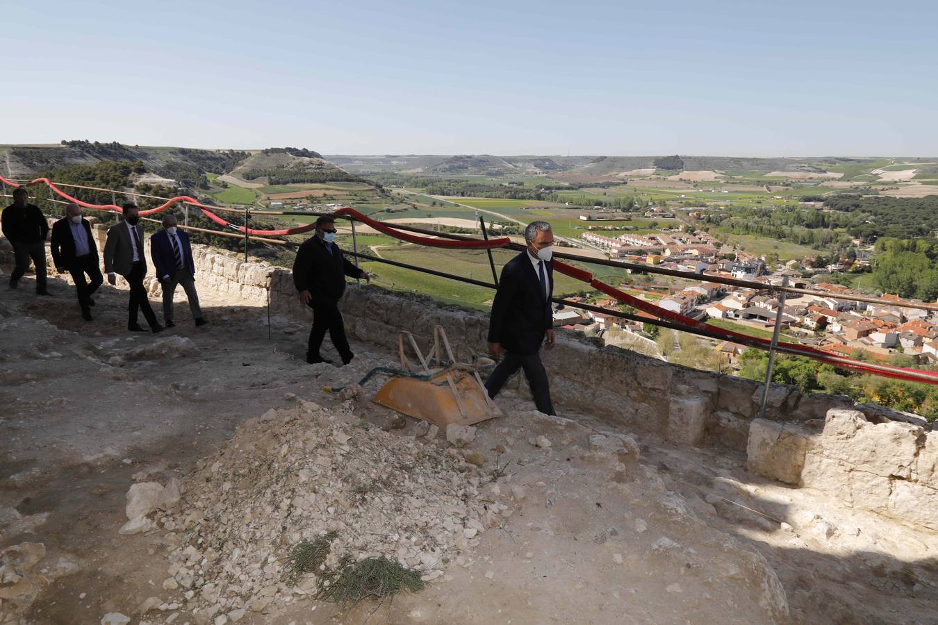 Fotos: Javier Izquierdo visita las obras de rehabilitación del castillo de Peñafiel