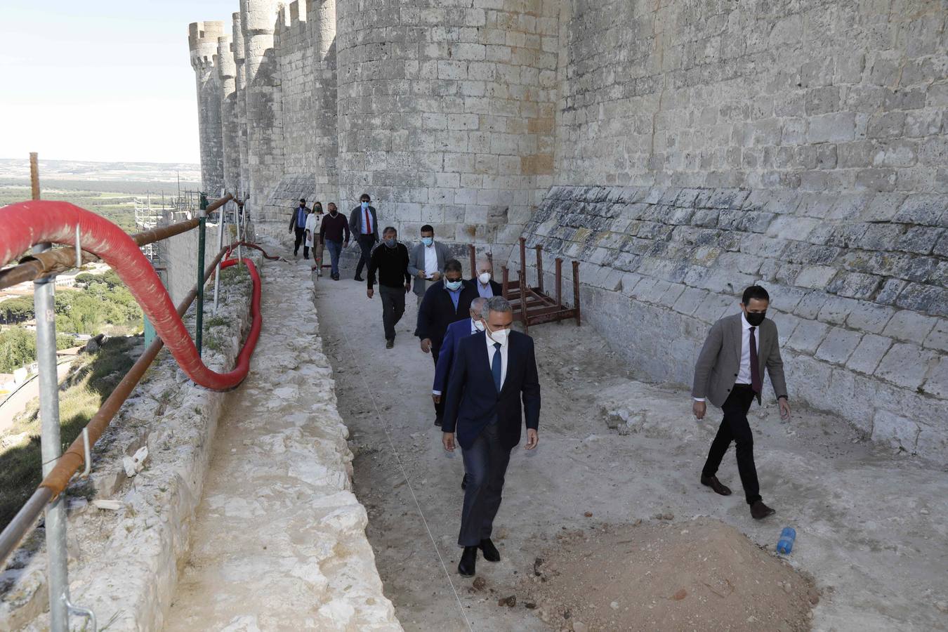 Fotos: Javier Izquierdo visita las obras de rehabilitación del castillo de Peñafiel