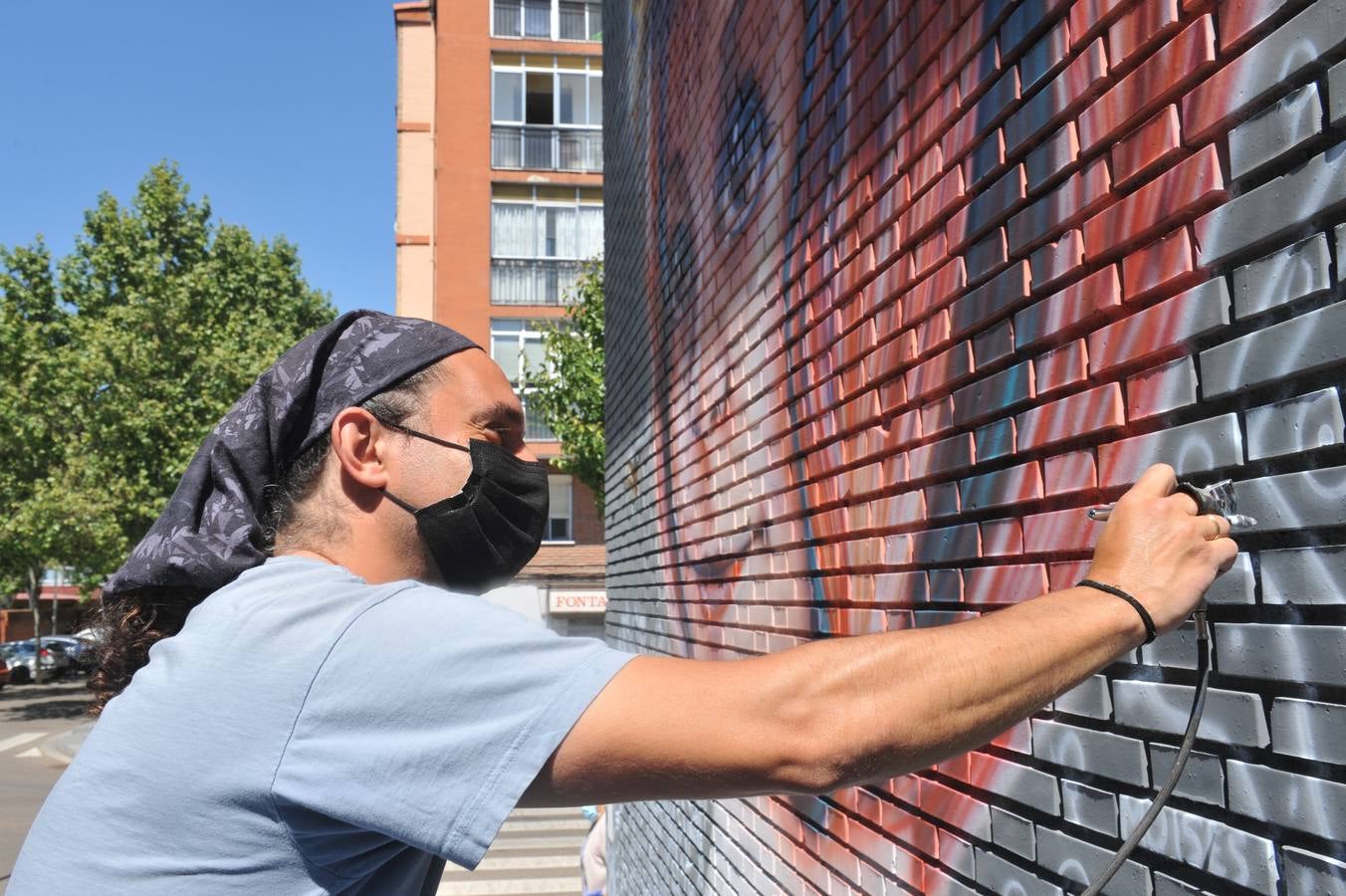 Fotos: Mural contra la segregación escolar en el colegio Cristóbal Colón de Valladolid