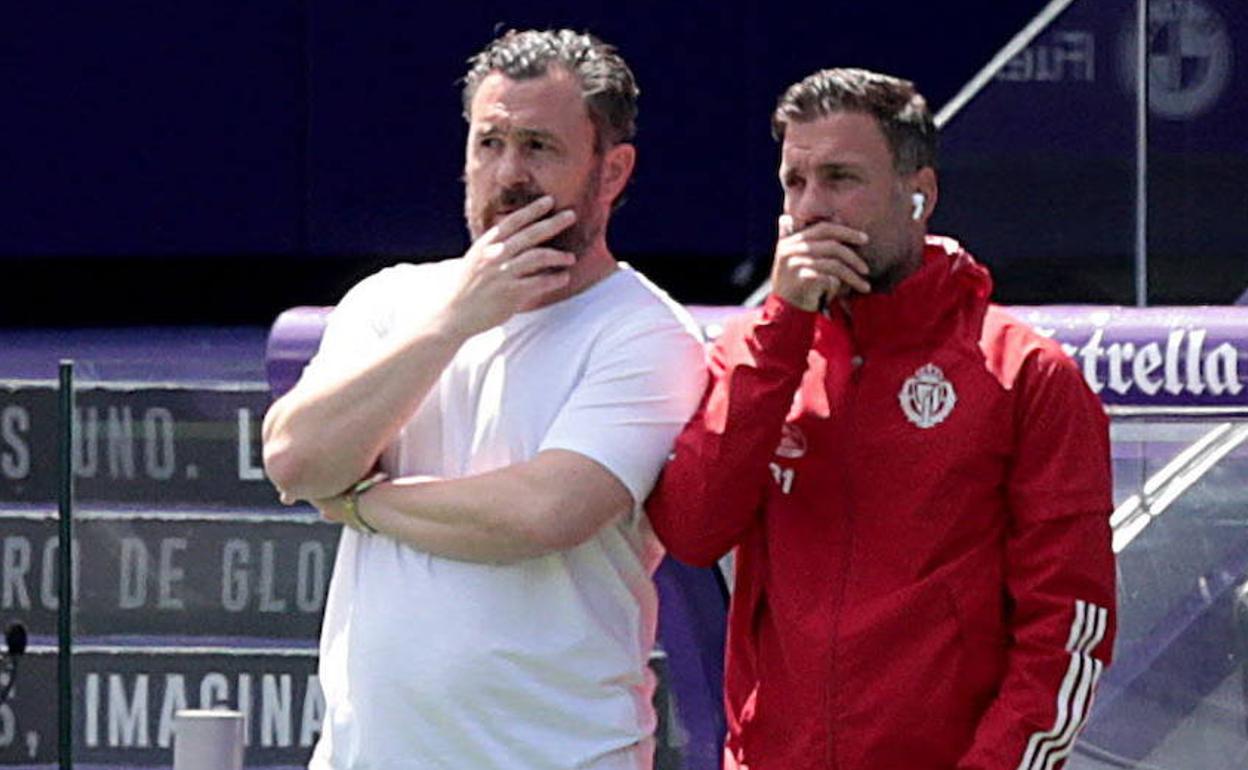 Sergio González (izquierda), junto a su segundo, Diego Ribera, durante el último Real Valladolid-Betis.