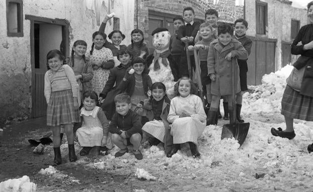 Niños jugando con la nieve (1956). 