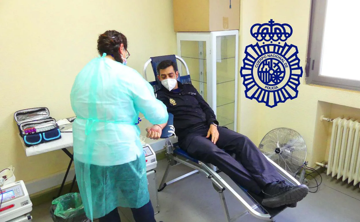 La Policía Nacional de Salamanca muestra su cara más solidaria donando sangre