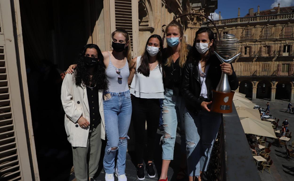 Varias jugadoras de Avenida, muestran la copa en el balcón del Ayuntamiento.