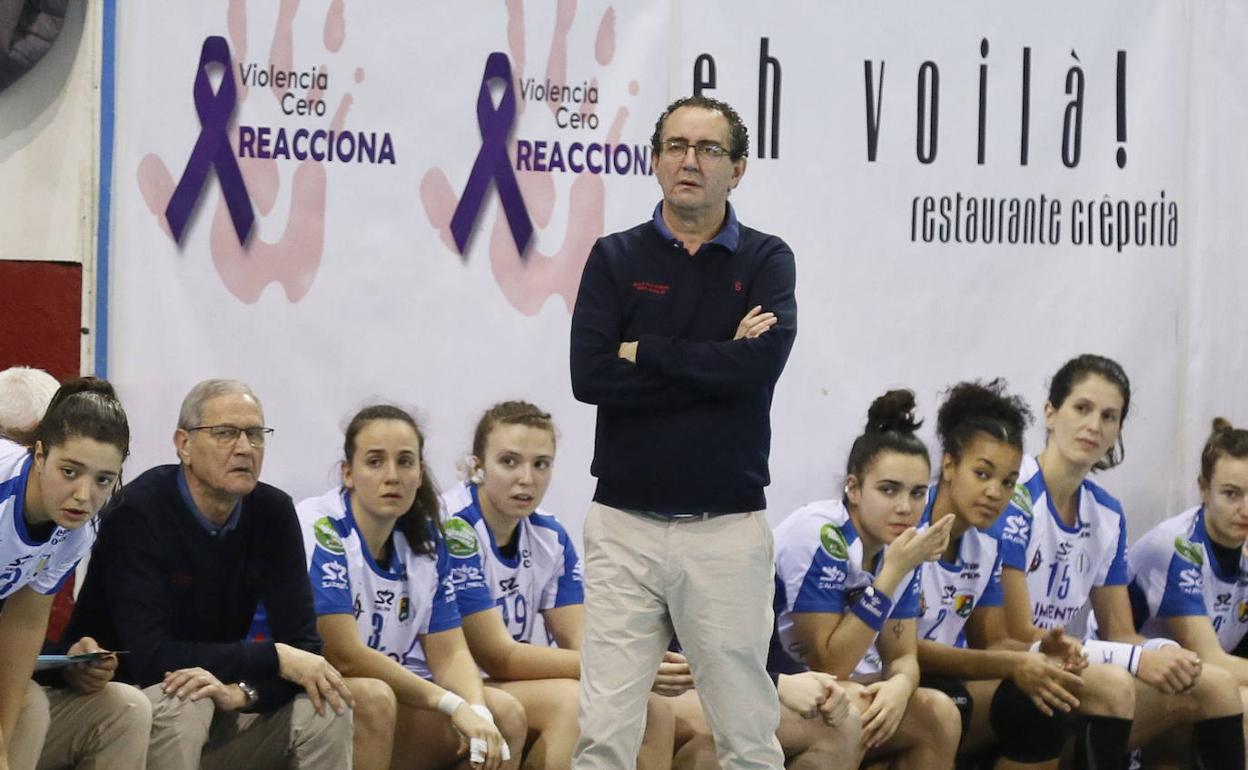 El entrenador del Balonmano Aula, Miguel Ángel Peñas 