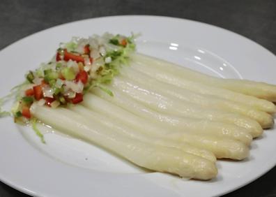 Imagen secundaria 1 - La cocinera Ana García, del Mesón 2,39, de Tudela de Duero, pela espárragos, antes de prepararlos cocidos con vinagreta y crudos en carpacho. 