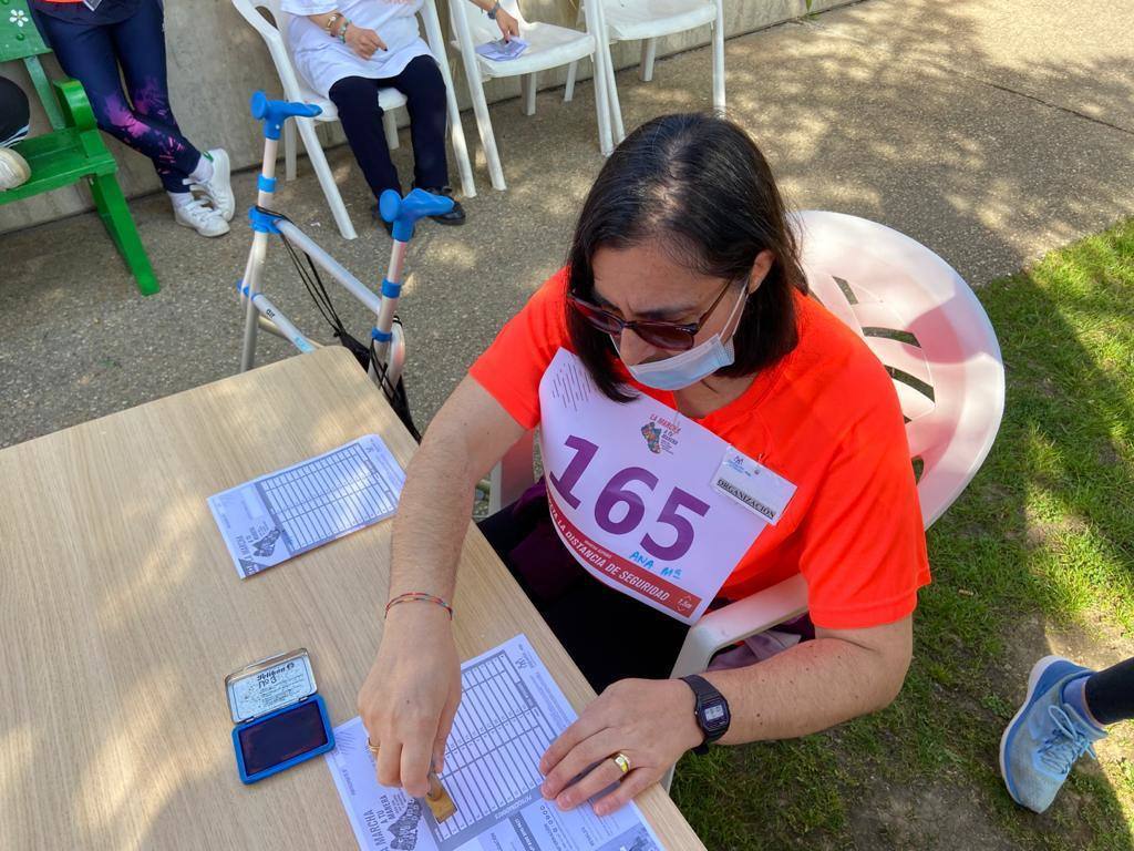 Los usuarios de la asociación realizaron la marcha por dentro del centro.