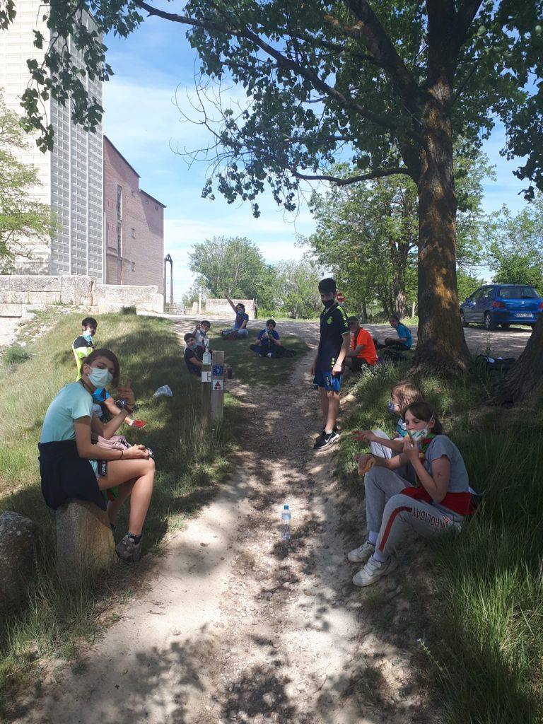 Los usuarios de la asociación realizaron la marcha por dentro del centro.