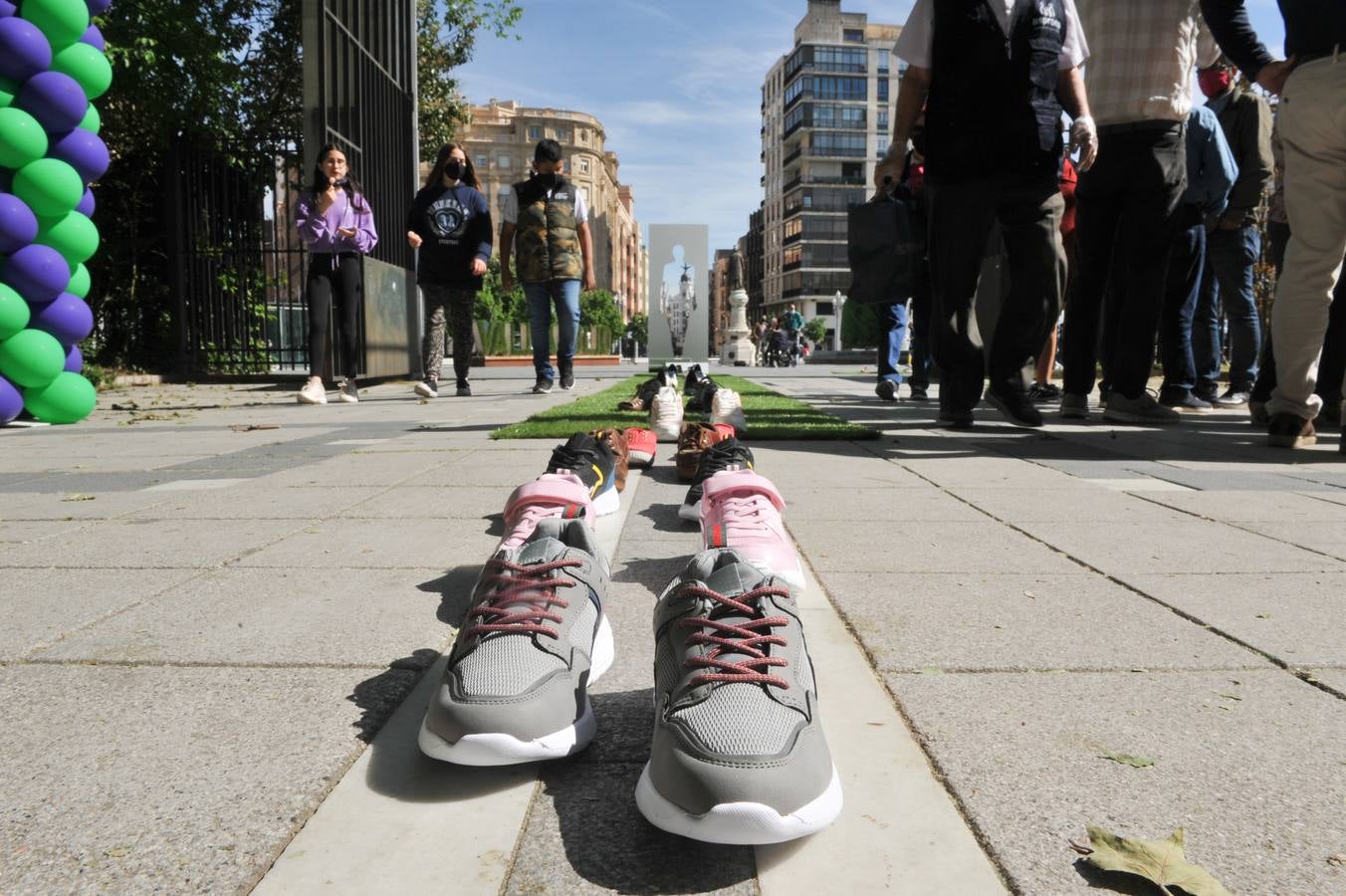 Los vallisoletanos se echan a la calle para participar en la marcha. 