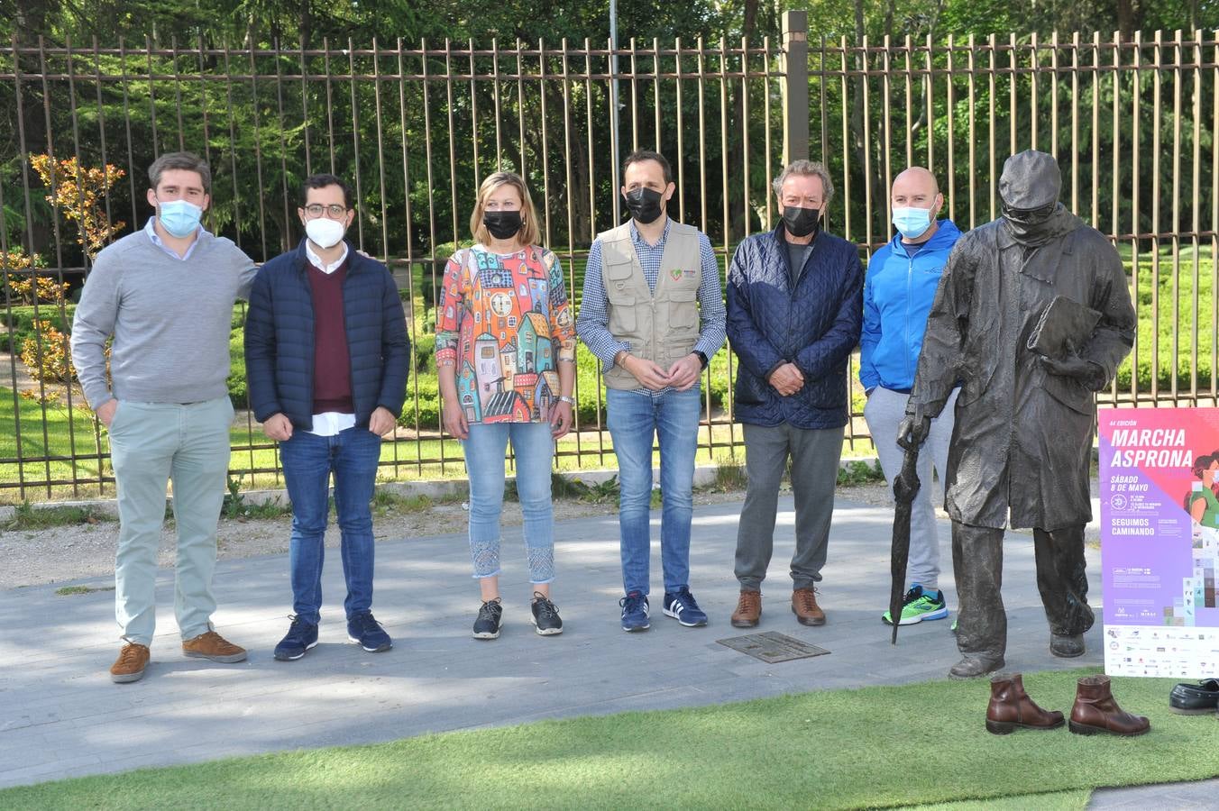 Los vallisoletanos se echan a la calle para participar en la marcha. 